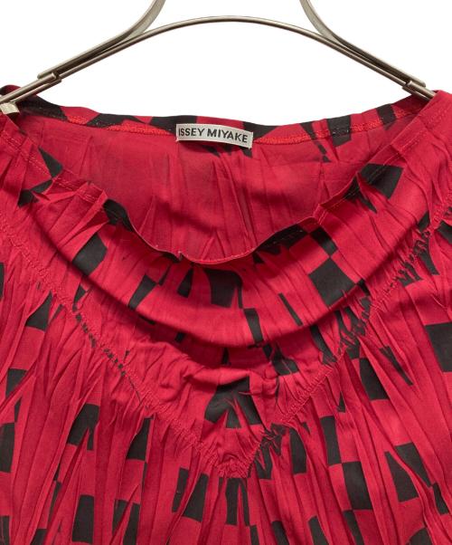 ISSEY MIYAKE（イッセイミヤケ）ISSEY MIYAKE (イッセイミヤケ) カウルネック フレンチスリーブ シャーリング プリーツ ワンピース レッド サイズ:2の古着・服飾アイテム