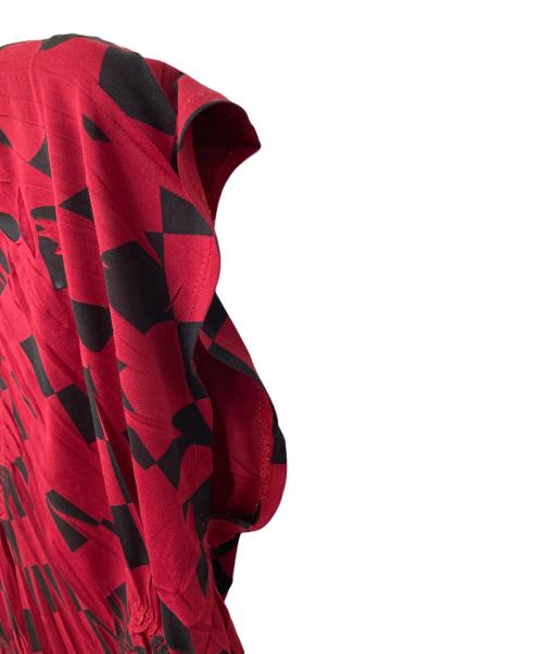 ISSEY MIYAKE（イッセイミヤケ）ISSEY MIYAKE (イッセイミヤケ) カウルネック フレンチスリーブ シャーリング プリーツ ワンピース レッド サイズ:2の古着・服飾アイテム