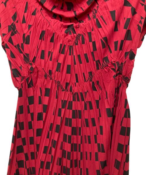 ISSEY MIYAKE（イッセイミヤケ）ISSEY MIYAKE (イッセイミヤケ) カウルネック フレンチスリーブ シャーリング プリーツ ワンピース レッド サイズ:2の古着・服飾アイテム