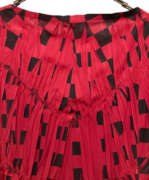 ISSEY MIYAKE（イッセイミヤケ）ISSEY MIYAKE (イッセイミヤケ) カウルネック フレンチスリーブ シャーリング プリーツ ワンピース レッド サイズ:2の古着・服飾アイテム