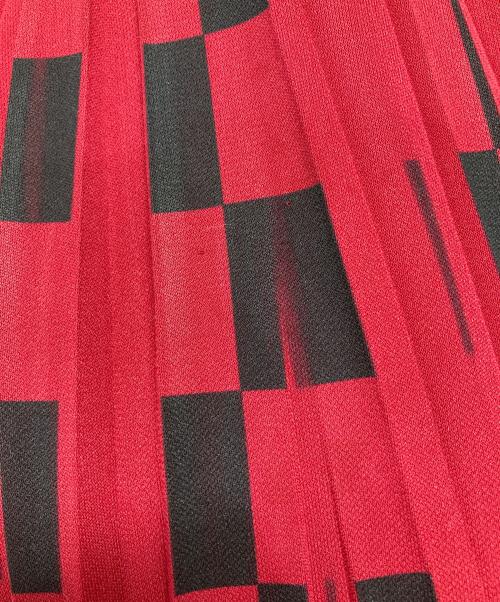 ISSEY MIYAKE（イッセイミヤケ）ISSEY MIYAKE (イッセイミヤケ) カウルネック フレンチスリーブ シャーリング プリーツ ワンピース レッド サイズ:2の古着・服飾アイテム