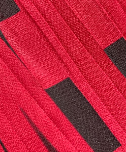 ISSEY MIYAKE（イッセイミヤケ）ISSEY MIYAKE (イッセイミヤケ) カウルネック フレンチスリーブ シャーリング プリーツ ワンピース レッド サイズ:2の古着・服飾アイテム