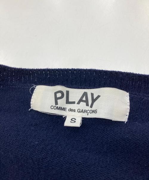 PLAY COMME des GARCONS（プレイコムデギャルソン）PLAY COMME des GARCONS (プレイコムデギャルソン) 丸首ロゴカーディガン ネイビー サイズ:Sの古着・服飾アイテム