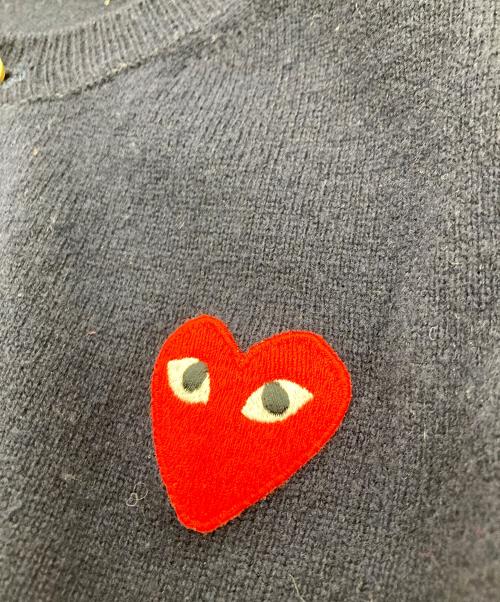 PLAY COMME des GARCONS（プレイコムデギャルソン）PLAY COMME des GARCONS (プレイコムデギャルソン) 丸首ロゴカーディガン ネイビー サイズ:Sの古着・服飾アイテム