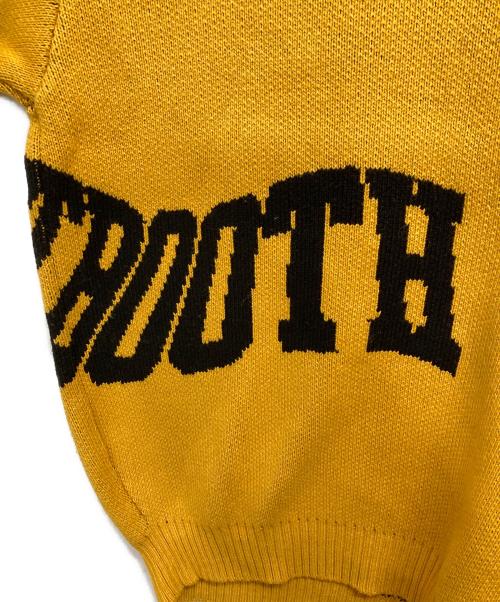 TIGHTBOOTH PRODUCTION（タイトブースプロダクション）TIGHTBOOTH PRODUCTION (タイトブースプロダクション) ACID LOGO KNIT SWEATER マスタード サイズ:L 未使用品の古着・服飾アイテム