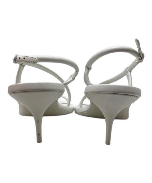 ALEXANDER McQUEEN（アレキサンダーマックイーン）ALEXANDER McQUEEN (アレキサンダーマックイーン) アンクルストラップ キトゥンヒール サンダル ホワイト サイズ:35の古着・服飾アイテム