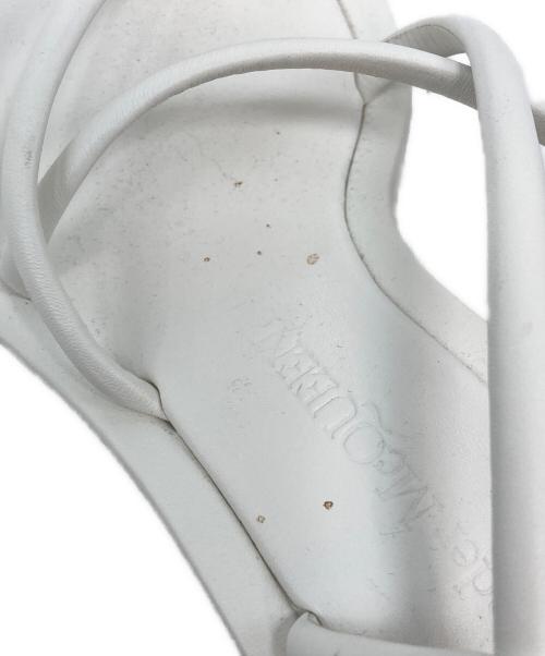 ALEXANDER McQUEEN（アレキサンダーマックイーン）ALEXANDER McQUEEN (アレキサンダーマックイーン) アンクルストラップ キトゥンヒール サンダル ホワイト サイズ:35の古着・服飾アイテム