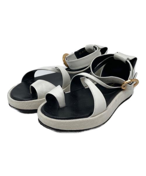 Mame Kurogouchi（マメクロゴウチ）Mame Kurogouchi (マメクロゴウチ) Curved Line Ankle Strap Sandals ホワイト サイズ:22.5の古着・服飾アイテム