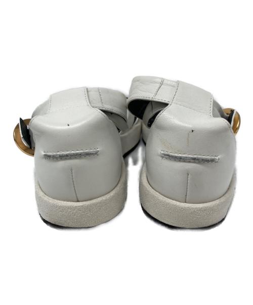 Mame Kurogouchi（マメクロゴウチ）Mame Kurogouchi (マメクロゴウチ) Curved Line Ankle Strap Sandals ホワイト サイズ:22.5の古着・服飾アイテム