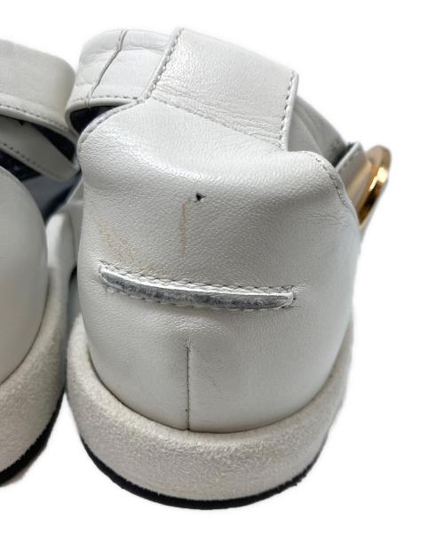 Mame Kurogouchi（マメクロゴウチ）Mame Kurogouchi (マメクロゴウチ) Curved Line Ankle Strap Sandals ホワイト サイズ:22.5の古着・服飾アイテム