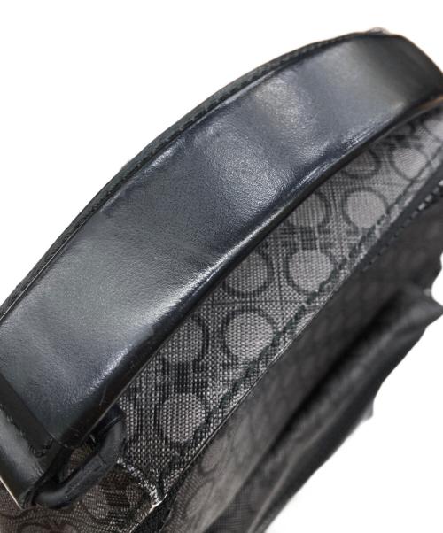 Salvatore Ferragamo（サルヴァトーレ フェラガモ）Salvatore Ferragamo (サルヴァトーレ フェラガモ) ガンチーニ総柄PVCショルダーバッグの古着・服飾アイテム