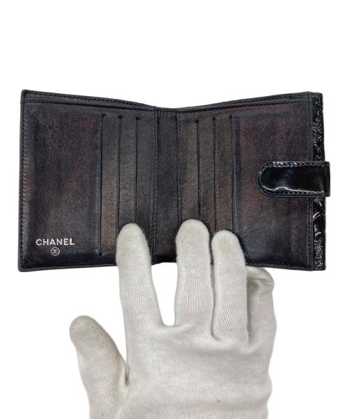 CHANEL（シャネル）CHANEL (シャネル) アイコンラインエナメル3つ折り財布 ブラックの古着・服飾アイテム