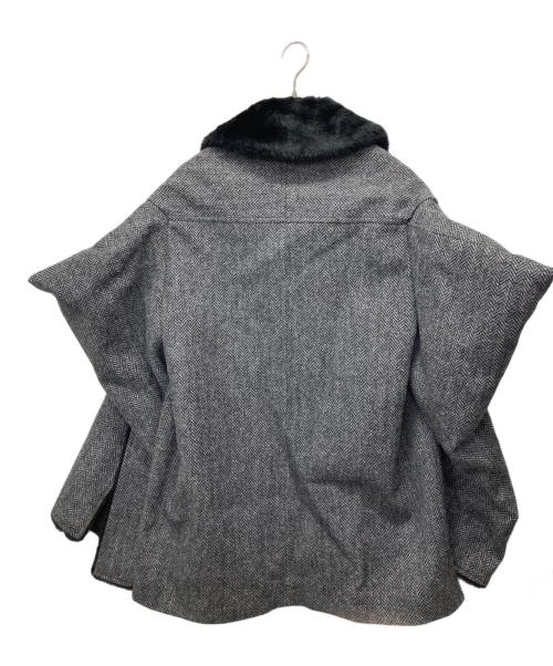 JUNYA WATANABE COMME des GARCONS（(ジュンヤワタナベ コムデギャルソン）JUNYA WATANABE COMME des GARCONS ((ジュンヤワタナベ コムデギャルソン) フェイクファースリット袖変形コート グレー サイズ:XSの古着・服飾アイテム