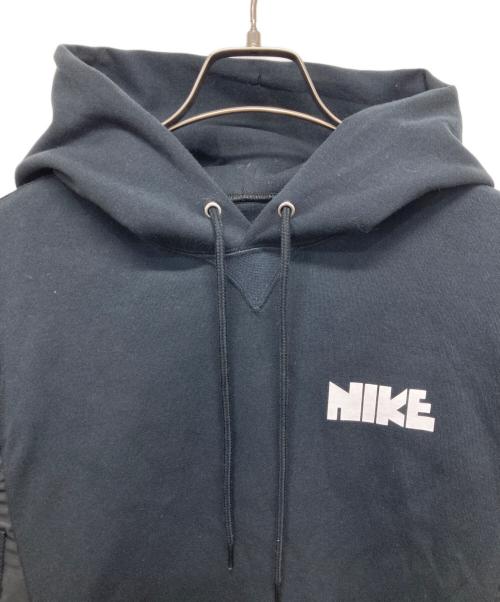 NIKE（ナイキ）NIKE (ナイキ) sacai (サカイ) ロゴプリント再構築プルオーバーパーカー ブラック サイズ:Mの古着・服飾アイテム