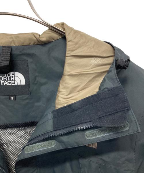 THE NORTH FACE（ザ ノース フェイス）THE NORTH FACE (ザ ノース フェイス) SCOOP JACKET/スクープジャケット アスファルトグレーxクラシックカーキ サイズ:Sの古着・服飾アイテム