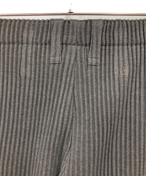 HOMME PLISSE ISSEY MIYAKE（オム プリッセ イッセイ ミヤケ）HOMME PLISSE ISSEY MIYAKE (オム プリッセ イッセイ ミヤケ) WOOL LIKE LIGHT/プリーツパンツ グレー サイズ:3の古着・服飾アイテム
