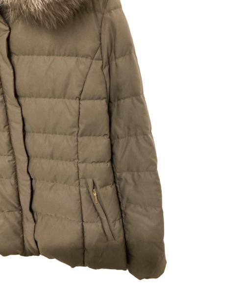 INDIVI（インディヴィ）INDIVI (インディヴィ) フーデットファーショートダウンコート カーキ サイズ:40の古着・服飾アイテム