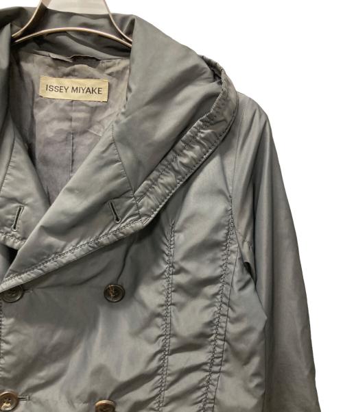 ISSEY MIYAKE（イッセイミヤケ）ISSEY MIYAKE (イッセイミヤケ) スタンドカラー ダブルブレスト ギャザー ロングコート グレー サイズ:1の古着・服飾アイテム