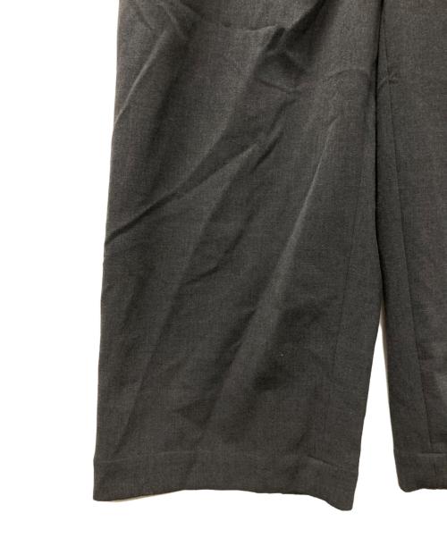 ENFOLD（エンフォルド）ENFOLD (エンフォルド) ONE-SHOULDER SARROUEL-TROUSERS グレー サイズ:36の古着・服飾アイテム