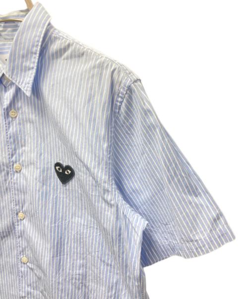 PLAY COMME des GARCONS（プレイコムデギャルソン）PLAY COMME des GARCONS (プレイコムデギャルソン) ワンポイント刺繍ストライプシャツ ブルー サイズ:Sの古着・服飾アイテム