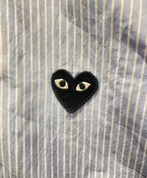 PLAY COMME des GARCONS（プレイコムデギャルソン）PLAY COMME des GARCONS (プレイコムデギャルソン) ワンポイント刺繍ストライプシャツ ブルー サイズ:Sの古着・服飾アイテム