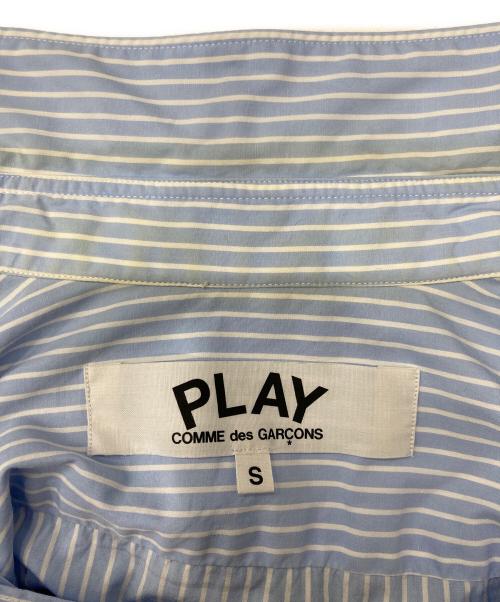 PLAY COMME des GARCONS（プレイコムデギャルソン）PLAY COMME des GARCONS (プレイコムデギャルソン) ワンポイント刺繍ストライプシャツ ブルー サイズ:Sの古着・服飾アイテム