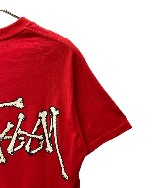 stussy（ステューシー）stussy (ステューシー) Bones Stock Tee レッド サイズ:Mの古着・服飾アイテム