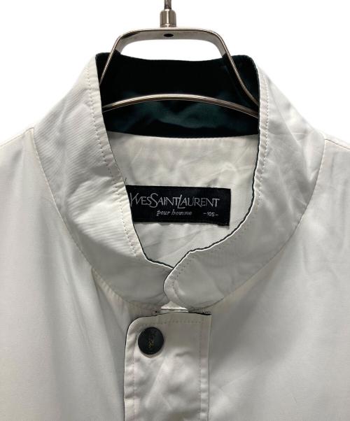 Yves Saint Laurent pour homme（イヴサンローラン プールオム）Yves Saint Laurent pour homme (イヴサンローラン プールオム) ワンポイントロゴ刺繍ジップジャケット ホワイト サイズ:105の古着・服飾アイテム