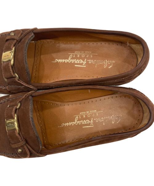 Salvatore Ferragamo（サルヴァトーレ フェラガモ）Salvatore Ferragamo (サルヴァトーレ フェラガモ) ヴァラリボンスエードローファー ブラウン サイズ:5 1/2の古着・服飾アイテム