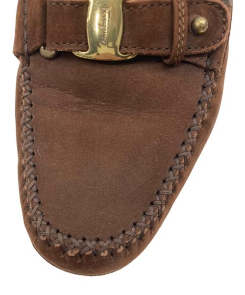 Salvatore Ferragamo（サルヴァトーレ フェラガモ）Salvatore Ferragamo (サルヴァトーレ フェラガモ) ヴァラリボンスエードローファー ブラウン サイズ:5 1/2の古着・服飾アイテム