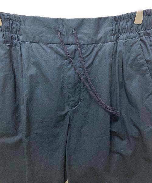 WHITE MOUNTAINEERING（ホワイトマウンテ二アニング）WHITE MOUNTAINEERING (ホワイトマウンテ二アニング) TUCKED WIDE PANTS ネイビー サイズ:2の古着・服飾アイテム
