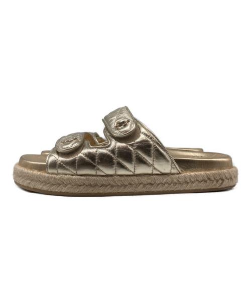 JIMMY CHOO（ジミーチュウ）JIMMY CHOO (ジミーチュウ) キルティングレザーフラットサンダル ゴールド サイズ:38の古着・服飾アイテム