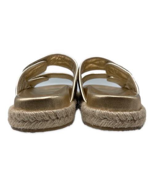 JIMMY CHOO（ジミーチュウ）JIMMY CHOO (ジミーチュウ) キルティングレザーフラットサンダル ゴールド サイズ:38の古着・服飾アイテム