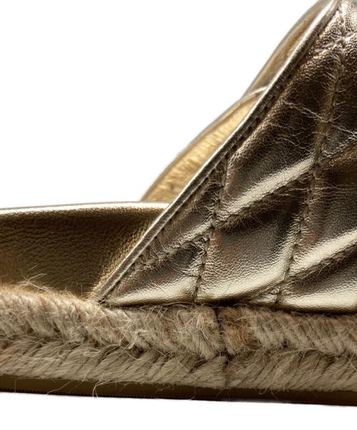JIMMY CHOO（ジミーチュウ）JIMMY CHOO (ジミーチュウ) キルティングレザーフラットサンダル ゴールド サイズ:38の古着・服飾アイテム