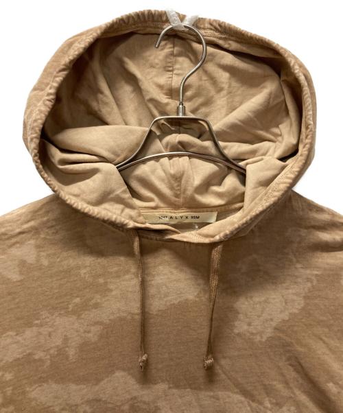 1017 ALYX 9SM（テンセブンティーン アリクス ナインエスエム）1017 ALYX 9SM (テンセブンティーン アリクス ナインエスエム) CAMO HOODED LS TEE/バックロゴプリントパーカー ベージュ サイズ:Mの古着・服飾アイテム