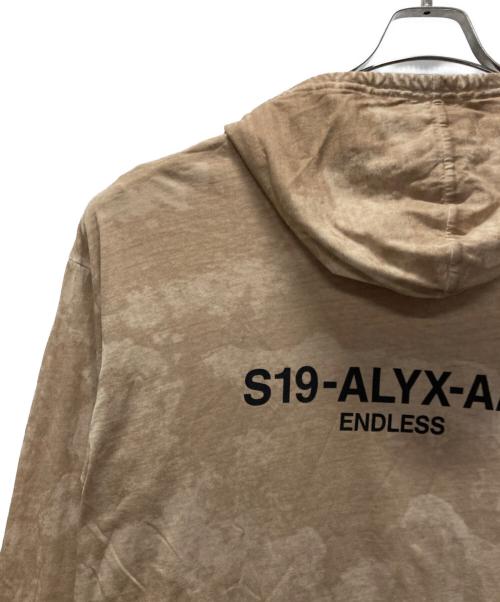 1017 ALYX 9SM（テンセブンティーン アリクス ナインエスエム）1017 ALYX 9SM (テンセブンティーン アリクス ナインエスエム) CAMO HOODED LS TEE/バックロゴプリントパーカー ベージュ サイズ:Mの古着・服飾アイテム