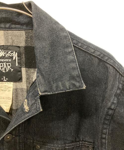 stussy（ステューシー）stussy (ステューシー) Authentic Gear バック刺繍デニムトラッカージャケット インディゴ サイズ:Lの古着・服飾アイテム