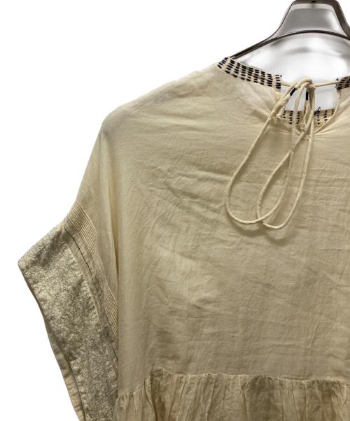 tumugu（ツムグ）tumugu (ツムグ) ステッチワークカディコットン ポンチョブラウス ベージュ サイズ:３８の古着・服飾アイテム