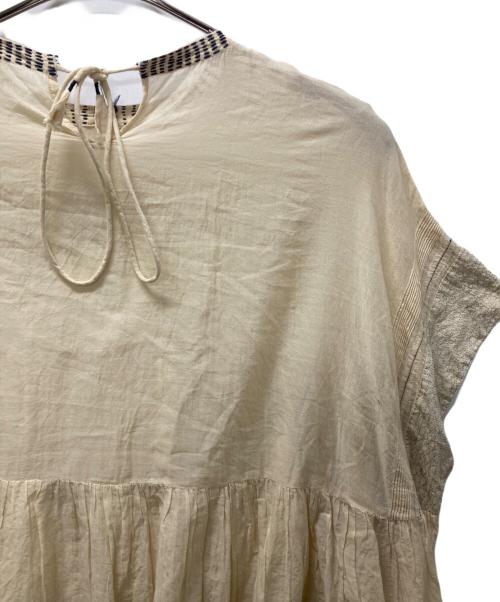 tumugu（ツムグ）tumugu (ツムグ) ステッチワークカディコットン ポンチョブラウス ベージュ サイズ:３８の古着・服飾アイテム