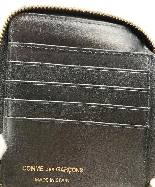 COMME des GARCONS（コムデギャルソン）COMME des GARCONS (コムデギャルソン) ラウンドファスナー2つ折り財布 ブラックの古着・服飾アイテム