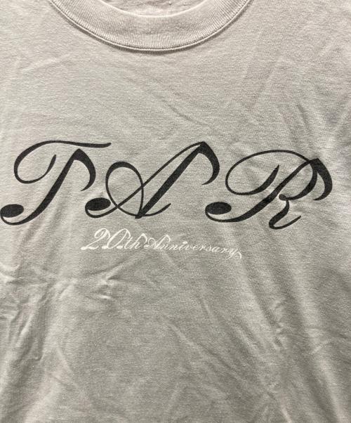 TAR COMMUNICATIONS（ター・コミュニケーションズ）TAR COMMUNICATIONS (ター・コミュニケーションズ) GOODENOUGH コラボプリントTシャツ グレー サイズ:Mの古着・服飾アイテム