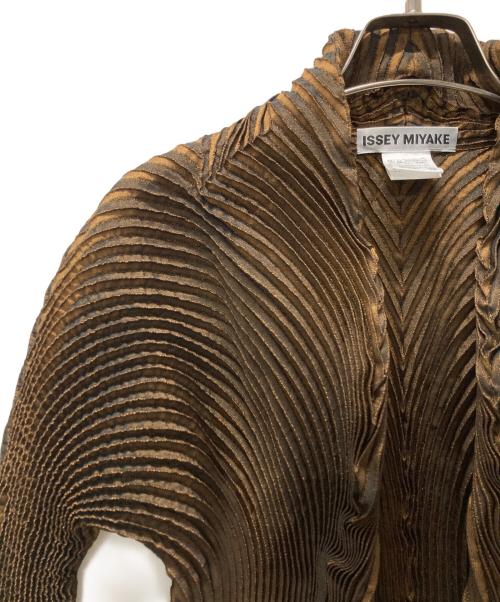 ISSEY MIYAKE（イッセイミヤケ）ISSEY MIYAKE (イッセイミヤケ) 3Dスチームストレッチプリーツジャケット ブラウン サイズ:2の古着・服飾アイテム
