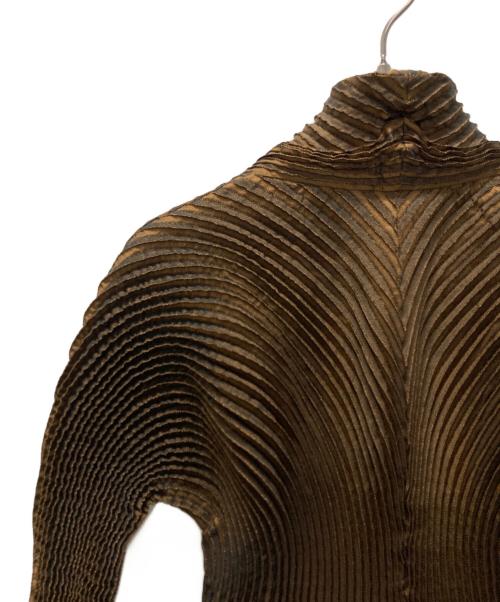 ISSEY MIYAKE（イッセイミヤケ）ISSEY MIYAKE (イッセイミヤケ) 3Dスチームストレッチプリーツジャケット ブラウン サイズ:2の古着・服飾アイテム