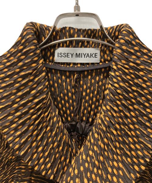 ISSEY MIYAKE（イッセイミヤケ）ISSEY MIYAKE (イッセイミヤケ) 3Dスチームストレッチジャケット ブラウン サイズ:２の古着・服飾アイテム