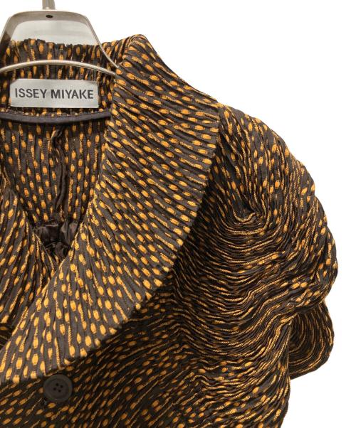 ISSEY MIYAKE（イッセイミヤケ）ISSEY MIYAKE (イッセイミヤケ) 3Dスチームストレッチジャケット ブラウン サイズ:２の古着・服飾アイテム