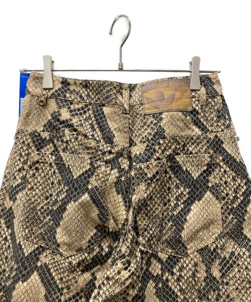 adidas Originals（アディダスオリジナル）adidas Originals (アディダスオリジナル) スネークプリント デニム ルーズ パンツ ベージュ サイズ:L 未使用品の古着・服飾アイテム