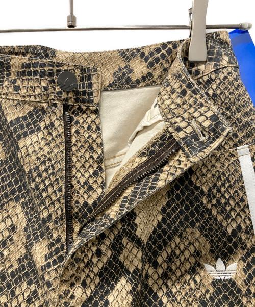 adidas Originals（アディダスオリジナル）adidas Originals (アディダスオリジナル) スネークプリント デニム ルーズ パンツ ベージュ サイズ:L 未使用品の古着・服飾アイテム