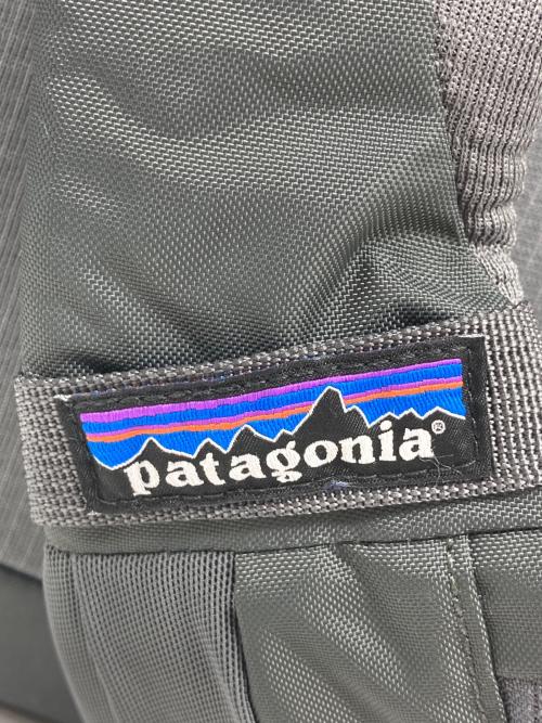 Patagonia（パタゴニア）Patagonia (パタゴニア) アトム・スリング 8L アイボリー×グリーンの古着・服飾アイテム