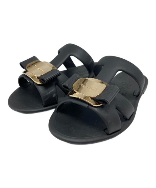 Salvatore Ferragamo（サルヴァトーレ フェラガモ）Salvatore Ferragamo (サルヴァトーレ フェラガモ) NEW VARA PLATE STRAPPY SLIDE LILOU ブラック サイズ:6の古着・服飾アイテム