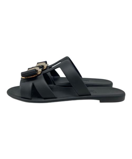 Salvatore Ferragamo（サルヴァトーレ フェラガモ）Salvatore Ferragamo (サルヴァトーレ フェラガモ) NEW VARA PLATE STRAPPY SLIDE LILOU ブラック サイズ:6の古着・服飾アイテム